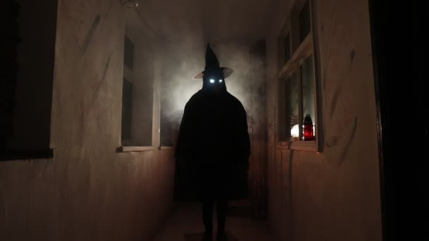 Conceito Halloween Sílhueta Assustadora Corredor Escuro Com Cabeça Abóbora Luz — Vídeo de Stock