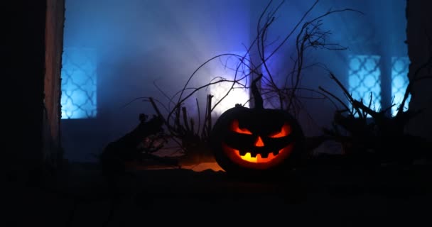 Enge Halloween Pompoen Het Mystieke Huis Venster Nachts Halloween Pompoen — Stockvideo