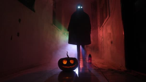 ハロウィーンのコンセプト カボチャの頭を持つ暗い廊下の不気味なシルエット 背景に霧を持つトーンライト 選択フォーカス — ストック動画