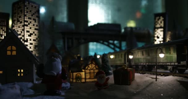 Миниатюра Зимней Сцены Рождественскими Домами Вокзалом Деревьями Покрытыми Снегом Вечерняя — стоковое видео
