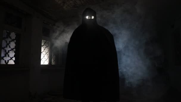 Mort Avec Faux Debout Dans Couloir Sombre Silhouette Horreur Intérieur — Video