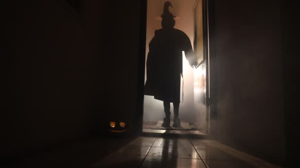 Concepto Halloween Silueta Espeluznante Pasillo Oscuro Con Cabeza Calabaza Luz — Vídeos de Stock