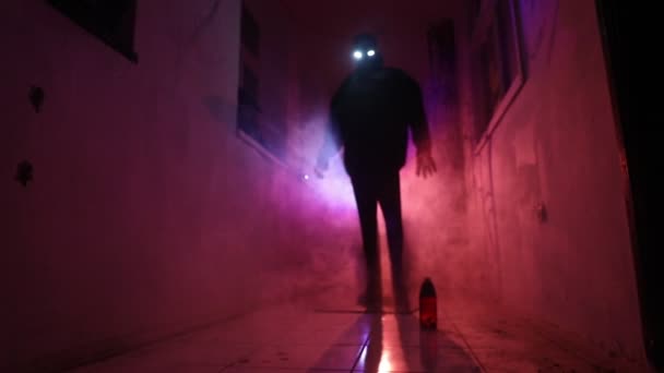 ハロウィーンのコンセプト カボチャの頭を持つ暗い廊下の不気味なシルエット 背景に霧を持つトーンライト 選択フォーカス — ストック動画
