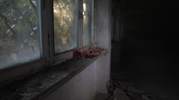 Altes Spielzeug Auf Der Fensterbank Eines Verlassenen Hauses Postapokalyptisches Konzept — Stockvideo