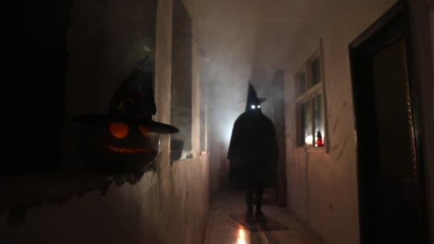 Cadılar Bayramı Konsepti Balkabağı Başlı Karanlık Koridorda Ürpertici Siluet Arka — Stok video