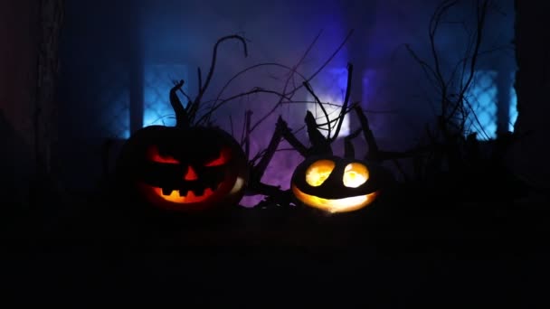 Ijesztő Halloween Tök Misztikus Ház Ablakában Éjjel Vagy Halloween Sütőtök — Stock videók