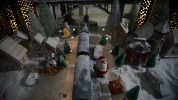 Miniatura Sceny Zimowej Domami Bożonarodzeniowymi Dworcem Kolejowym Drzewami Pokrytymi Śniegiem — Wideo stockowe