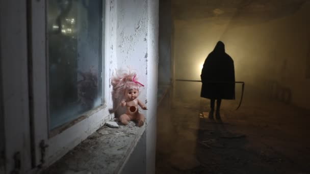 チェルノブイリウクライナの放棄された家の窓辺の古いおもちゃ 黙示録的な概念を投稿してください 選択的焦点 — ストック動画