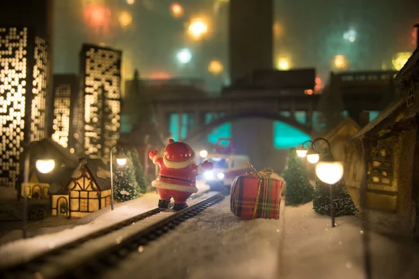 有圣诞别墅 火车站 积雪覆盖的冬季场景的缩影 在古玩城过新年 有选择的重点 — 图库照片