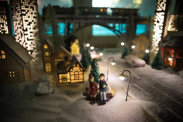 Μικρά Διακοσμητικά Χαριτωμένα Μικρά Σπίτια Στο Χιόνι Νύχτα Χειμώνα Χριστούγεννα — Φωτογραφία Αρχείου