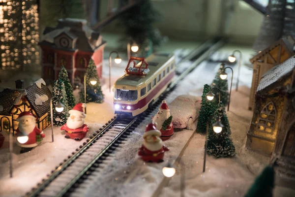 有圣诞别墅 火车站 积雪覆盖的冬季场景的缩影 在古玩城过新年 有选择的重点 — 图库照片