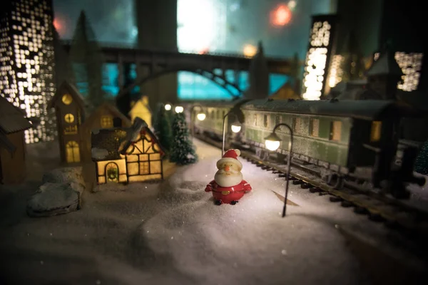 Miniatűr Téli Jelenet Karácsonyi Házak Vasútállomás Fák Borított Éjszakai Jelenet — Stock Fotó