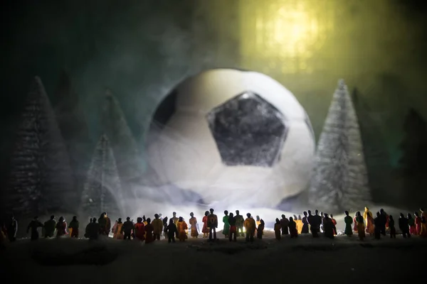Winter Concept Voetbal Voetbal Bal Besneeuwde Versierde Tafel Met Speelgoed — Stockfoto