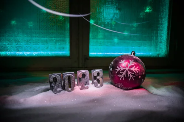Šťastný Nový Rok2023 Tradiční Sváteční Atributy Sněhu Pozdrav Vánocům Selektivní — Stock fotografie