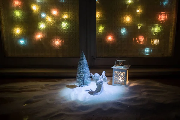 Weihnachten Und Neujahr Concept Tanne Steht Auf Schnee Mit Schönen — Stockfoto
