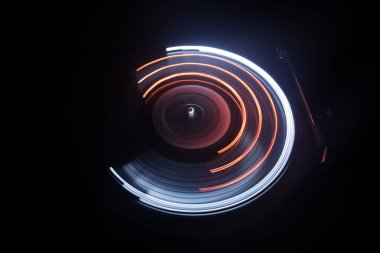 Müzik Dj konsepti. Yangın ve duman vinil kayıt üzerinde iz. Vinil disk yazma. Pikap vinil plak çalar koyu arka plan üzerinde. Seçici odak