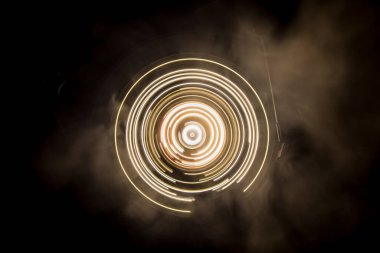 Müzik Dj konsepti. Yangın ve duman vinil kayıt üzerinde iz. Vinil disk yazma. Pikap vinil plak çalar koyu arka plan üzerinde. Seçici odak