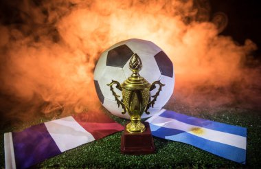 Futbol 2022. Büyük Arjantin Fransa 'ya Karşı teması. Yeşil çimlerin üzerinde futbol topu. Ülkenizi destekleyin ya da tezahürat yapın. Seçici odak