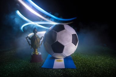 Futbol 2022. Büyük Arjantin Fransa 'ya Karşı teması. Yeşil çimlerin üzerinde futbol topu. Ülkenizi destekleyin ya da tezahürat yapın. Seçici odak