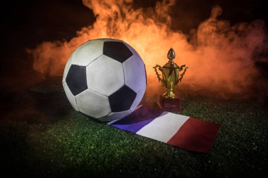 Futbol 2022. Büyük Arjantin Fransa 'ya Karşı teması. Yeşil çimlerin üzerinde futbol topu. Ülkenizi destekleyin ya da tezahürat yapın. Seçici odak
