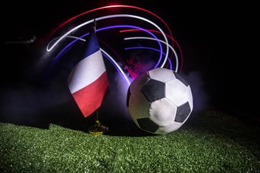 Futbol 2022. Büyük Arjantin Fransa 'ya Karşı teması. Yeşil çimlerin üzerinde futbol topu. Ülkenizi destekleyin ya da tezahürat yapın. Seçici odak