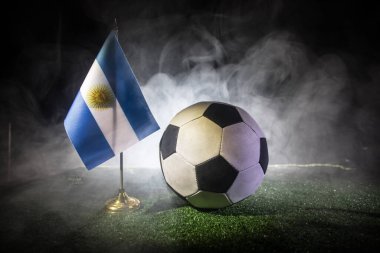 Futbol 2022. Büyük Arjantin Fransa 'ya Karşı teması. Yeşil çimlerin üzerinde futbol topu. Ülkenizi destekleyin ya da tezahürat yapın. Seçici odak