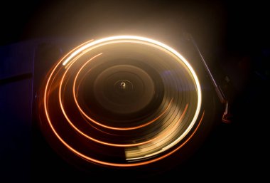 Müzik Dj konsepti. Yangın ve duman vinil kayıt üzerinde iz. Vinil disk yazma. Pikap vinil plak çalar koyu arka plan üzerinde. Seçici odak