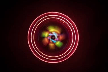 Müzik Dj konsepti. Yangın ve duman vinil kayıt üzerinde iz. Vinil disk yazma. Pikap vinil plak çalar koyu arka plan üzerinde. Seçici odak