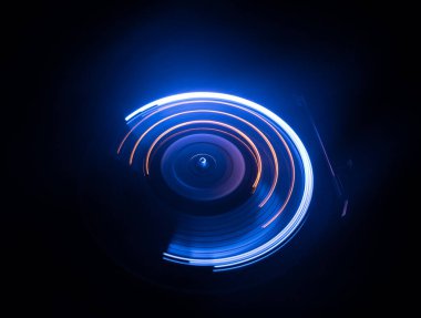 Müzik Dj konsepti. Yangın ve duman vinil kayıt üzerinde iz. Vinil disk yazma. Pikap vinil plak çalar koyu arka plan üzerinde. Seçici odak