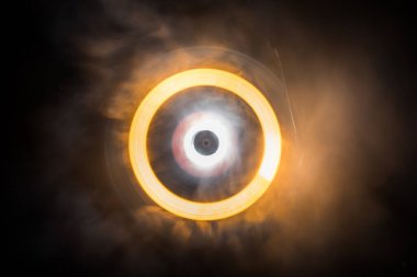 Müzik Dj konsepti. Yangın ve duman vinil kayıt üzerinde iz. Vinil disk yazma. Pikap vinil plak çalar koyu arka plan üzerinde. Seçici odak