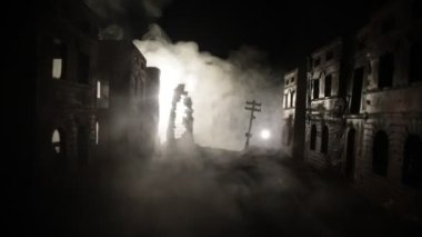 Nükleer savaş kıyameti konsepti. Şehirde nükleer bomba patlaması oldu. Şehir atom savaşıyla yok edildi. Karanlıkta yaratıcı sanat dekorasyonu. Seçici odak