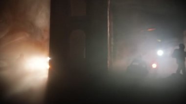 Nükleer savaş kıyameti konsepti. Şehirde nükleer bomba patlaması oldu. Şehir atom savaşıyla yok edildi. Karanlıkta yaratıcı sanat dekorasyonu. Seçici odak