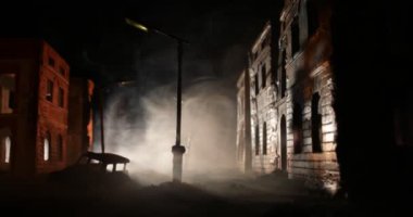 Nükleer savaş kıyameti konsepti. Şehirde nükleer bomba patlaması oldu. Şehir atom savaşıyla yok edildi. Karanlıkta yaratıcı sanat dekorasyonu. Seçici odak