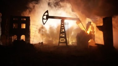 Resim dekorasyon. Petrol savaş kavramı. Askeri siluetleri, pompalar ve kulelerimiz petrol sahası. Puslu renkli gökyüzü arka plan. Zırhlı araçlar mücadele sahne. Seçici odak