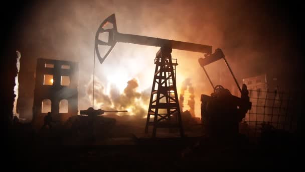 Художнє Оздоблення Концепція Нафтової Війни Військові Силуети Нафтовому Родовищі Насосами — стокове відео
