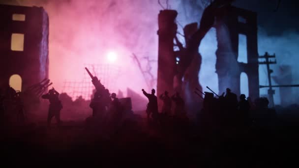戦争の概念 戦場の霧の空を背景にした軍のシルエット 曇ったスカイラインの下の世界大戦兵士シルエット夜 荒廃した都市での戦い 選択的焦点 — ストック動画