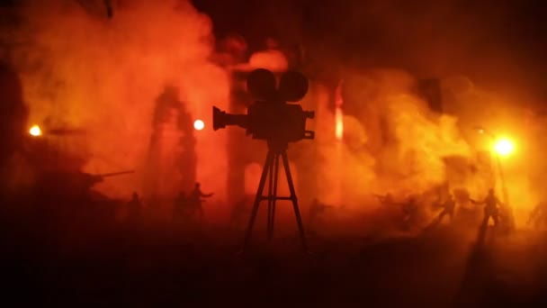 アクション 映画のコンセプト 戦争で破壊された都市を焼き尽くした 軍の戦闘シルエット 選択的焦点 — ストック動画