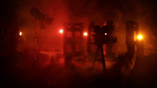 アクション 映画のコンセプト 戦争で破壊された都市を焼き尽くした 軍の戦闘シルエット 選択的焦点 — ストック動画