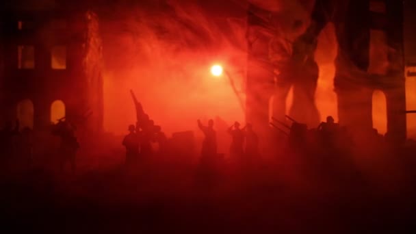 戦争の概念 戦場の霧の空を背景にした軍のシルエット 曇ったスカイラインの下の世界大戦兵士シルエット夜 荒廃した都市での戦い 選択的焦点 — ストック動画