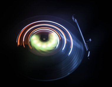 Müzik Dj konsepti. Yangın ve duman vinil kayıt üzerinde iz. Vinil disk yazma. Pikap vinil plak çalar koyu arka plan üzerinde. Seçici odak