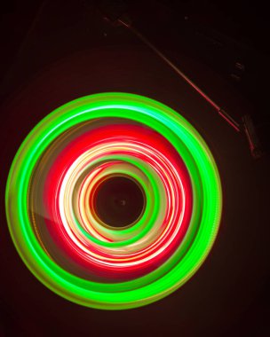 Müzik Dj konsepti. Yangın ve duman vinil kayıt üzerinde iz. Vinil disk yazma. Pikap vinil plak çalar koyu arka plan üzerinde. Seçici odak