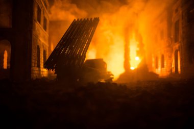 Ateş bulutlu roket fırlatma. Savaş sahnesinde roket füzeleri ve savaş başlığıyla Kasvetli Gökyüzüne nişan alınmıştı. Askerler ve Roketler Savaş Alanı. Seçici odak