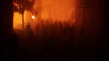 Savaş Konsepti. Askeri siluetler savaş sisli gökyüzü arka planında savaş sahnesi, Dünya Savaşı Askerleri Silueti Bulutlu Gökyüzünün Altında Gece. Harap olmuş şehirde savaş. Seçici odak