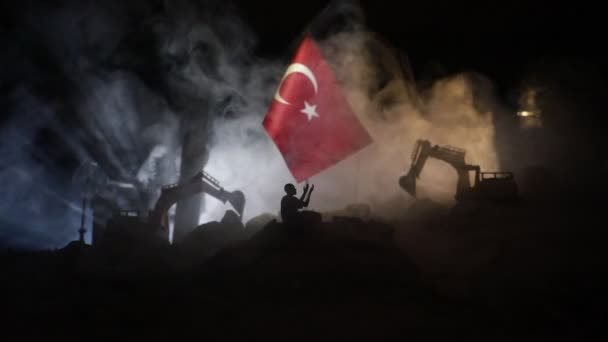 トルコ地震は2023年2月に起こります トルコの旗と装飾的な写真 破壊された都市の建物 トルコのために 選択的焦点 — ストック動画