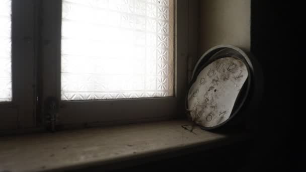 Old Vintage Blank Clock Dial Hand Old Wooden Windowsill Studio — Vídeo de stock