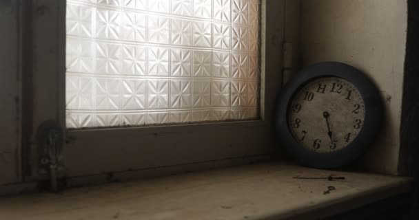 Velho Vintage Mostrador Branco Relógio Sem Mão Peitoril Janela Madeira — Vídeo de Stock