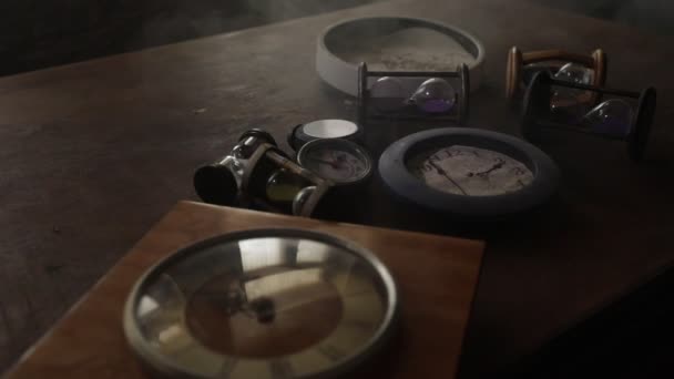 Zeitkonzept Viele Uhren Auf Altem Holztisch Mit Kopierraum — Stockvideo