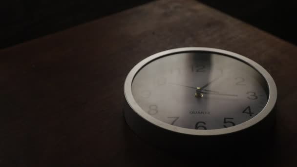 Conceito Tempo Velho Relógio Parede Rústico Mesa Madeira Velha Com — Vídeo de Stock