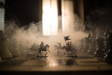 Süvari ve satranç tahtası üzerinde piyade ile ortaçağ savaş sahnesi. Satranç oyununu kavramı iş fikirleri ve rekabet ve strateji fikirler duman ve sis karanlık bir arka plan üzerinde satranç figürleri.