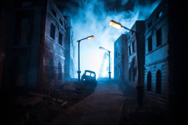 Nükleer savaş kıyameti konsepti. Şehirde nükleer bomba patlaması oldu. Şehir atom savaşıyla yok edildi. Karanlıkta yaratıcı sanat dekorasyonu. Seçici odak